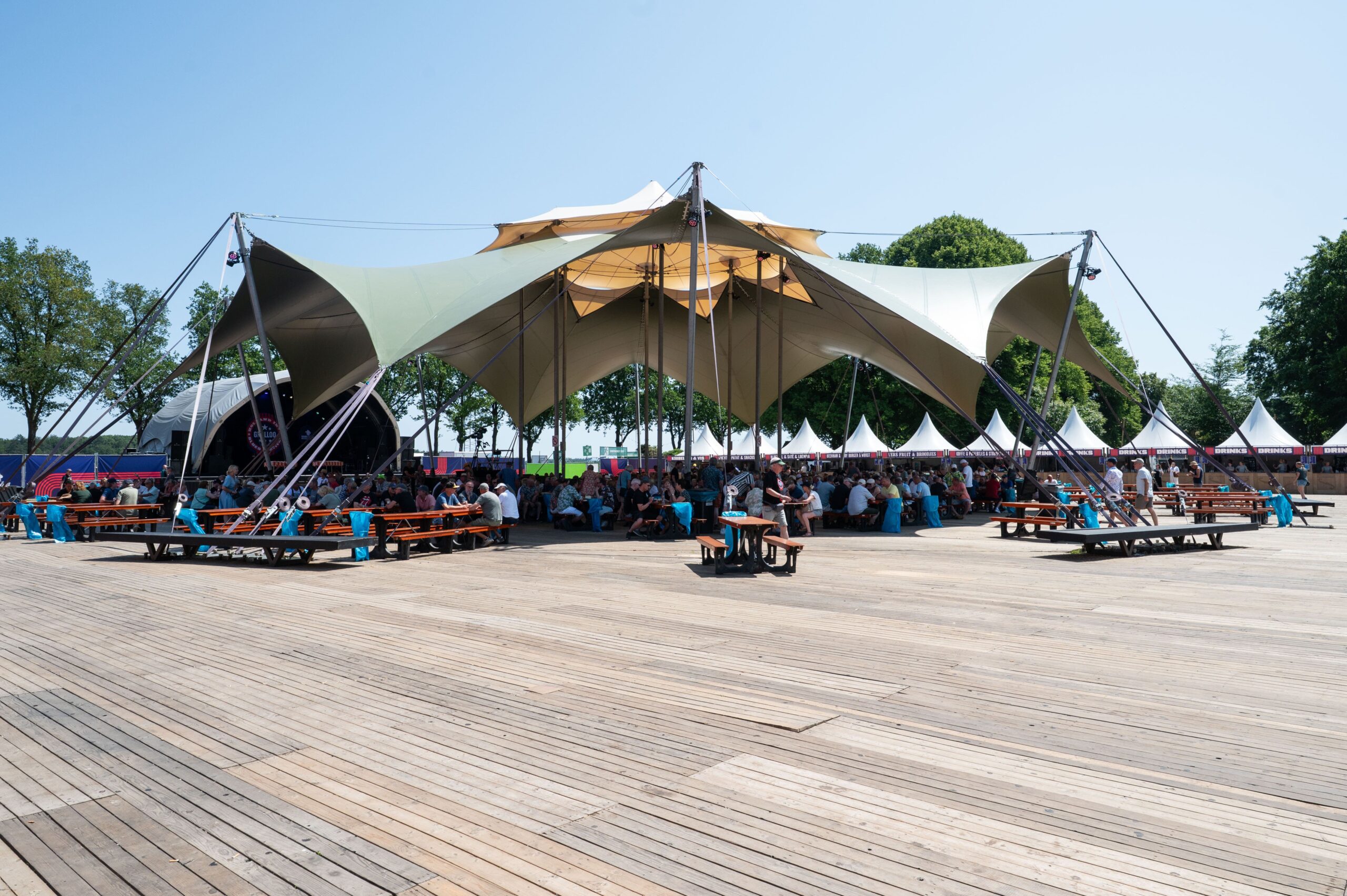 Festivalseizoen voorzien van vlondervloeren Festivalseizoen voorzien van vlondervloeren